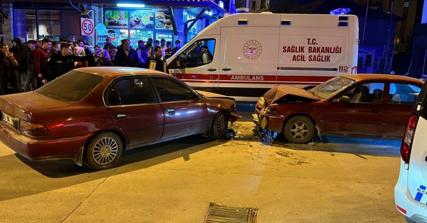 Konya'da 2 otomobilin çarpışması sonucu meydana gelen kazada 6 kişi yaralandı.