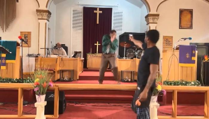 Kilisede rahibi öldürmeye teşebbüs kameraya yansıdı!  Silah tutukluk yaptığında…