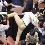 Tayvan parlamentosunda kıyamet koptu!  Yumruklar uçtu, milletvekilleri oylarıyla kaçtı
