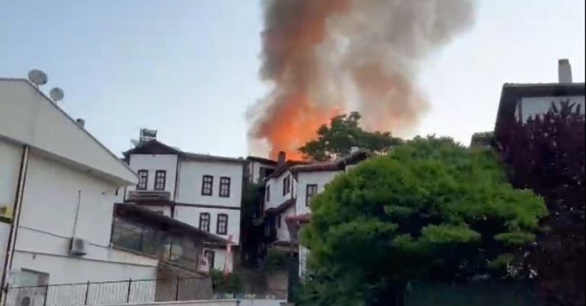 Beypazarı'ndaki yangında 6 bina hasar gördü