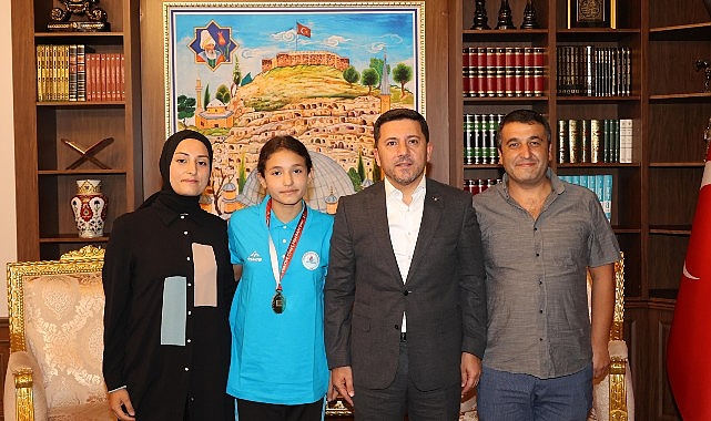 U-11 kadınlar güreşte 54 kiloda Türkiye şampiyonu Buğlem Kılıç, Nevşehir Belediye Başkanı Rasim Arı'yı ​​ziyaret etti – GÜNDEM