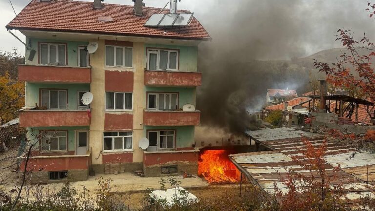 Isparta’da bir evin kazan dairesinde çıkan yangında hasar meydana geldi.