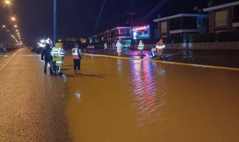 Sel nedeniyle trafiğe kapatılan İzmir – Çanakkale karayolu yeniden trafiğe açıldı – Son Dakika Türkiye Haberleri