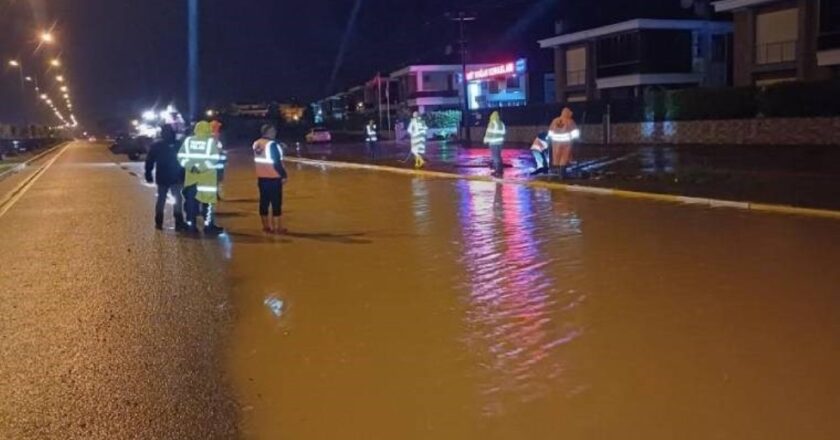 Sel nedeniyle trafiğe kapatılan İzmir – Çanakkale karayolu yeniden trafiğe açıldı – Son Dakika Türkiye Haberleri