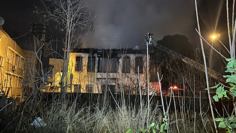 Antalya’da 150 yıllık tarihi bir binada bir yangın çıktı