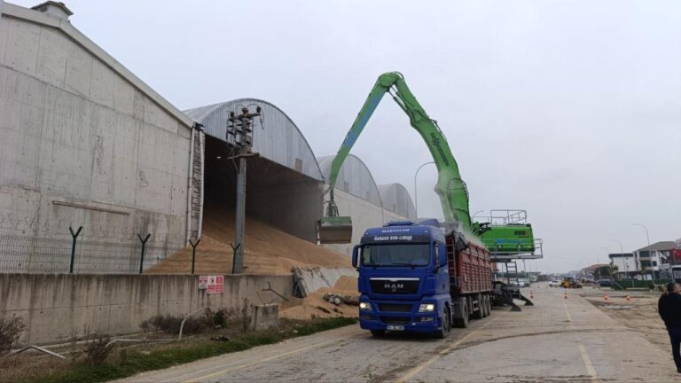 Karasu limanındaki tahıl deposunun duvarı çöktü