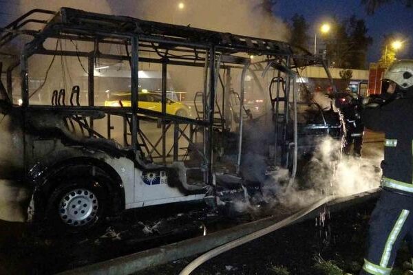 Yolcu minibüsü alev alev yandı, yangına müdahale etmeye çalışan sürücü yaralandı