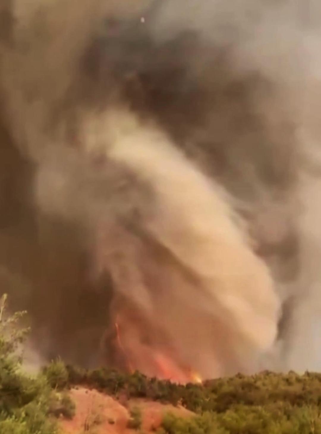 Sakarya'da Şaşırtıcı Ateş Görüntüsü! Alevler resmen bir tüp 2 yarattı