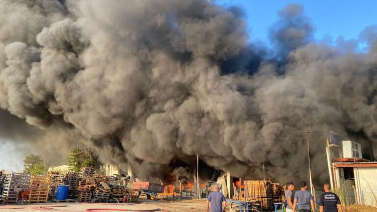 Antalya’da iki depoda yangın çıktı