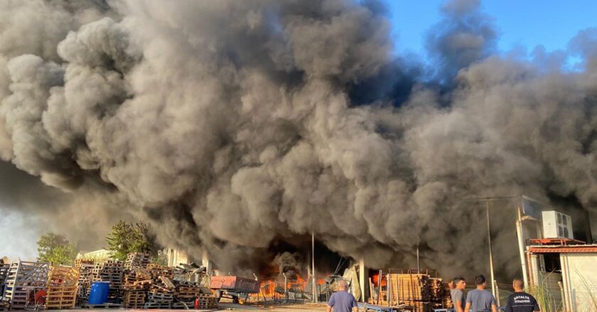Antalya’da iki depoda yangın çıktı