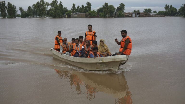 Pakistan’da sel: Kurtarma ekipleri dronlarla yardıma koştu