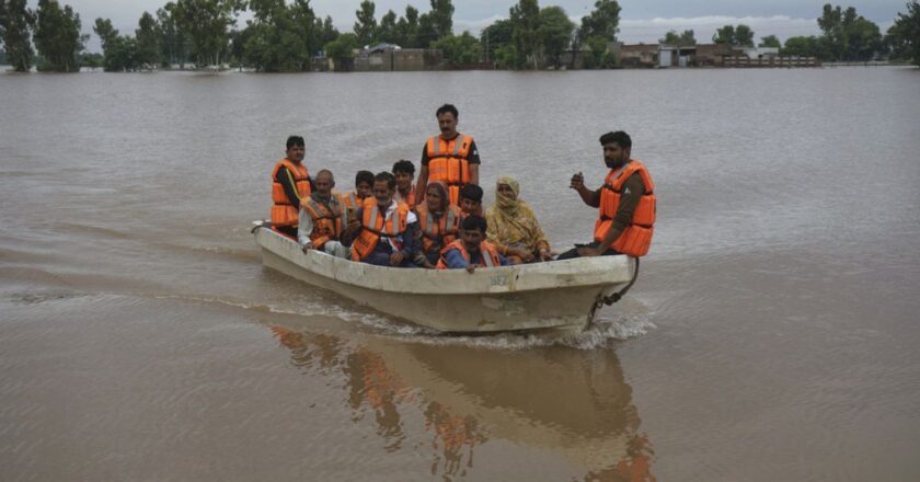 Pakistan’da sel: Kurtarma ekipleri dronlarla yardıma koştu