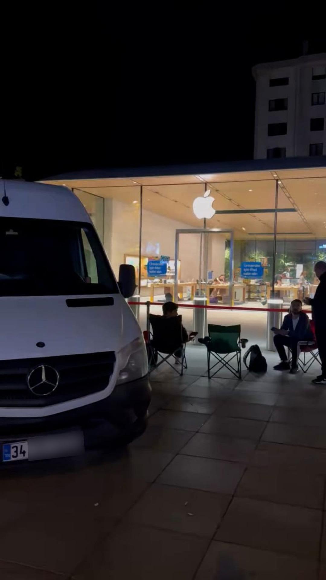 En ucuz 77.999 tl! Türkiye iPhone 17 için kuyrukta: Gece de bir liste yaptı 5