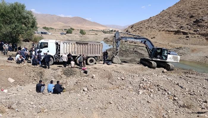 İş makinesinin kovasına bakım yaparken kamyon çarpan operatör öldü