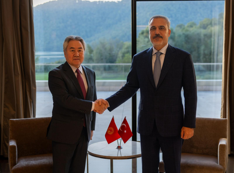 Bakan Fiddan, Azerbaycan Bayramov Dışişleri Bakanı ile bir araya geldi