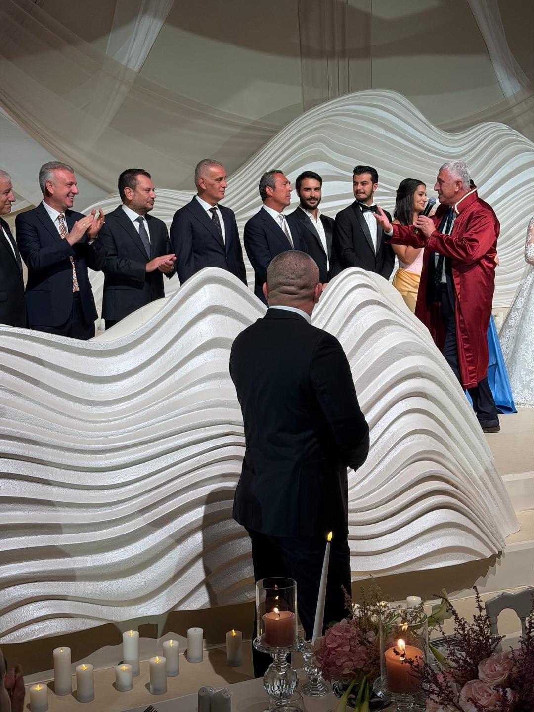 İstanbulspor Başkanı Ecmel Sarıalioğlu'nun oğlu Ömer Sarıalioğlu'nun nikah töreni ünlülere damga vurdu! Fatih Terim'in İfadesi... 4