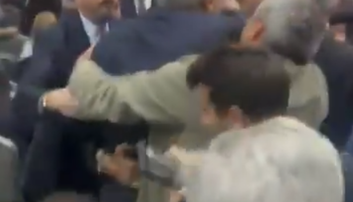 Fenerbahçe Divan Kurulu’nda kavga: Seni sokağa çıkartırsam şerefsizim!