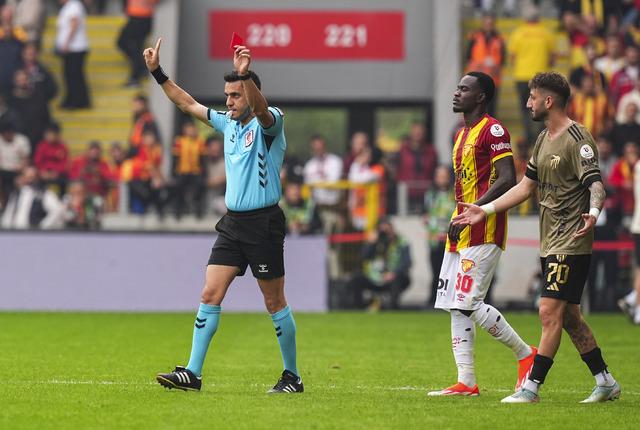 Göztepe-Kocaelispor karşılaşmasında goller eksikti, tartışmalar zirveye çıktı! Hakem iki kez kırmızı kartı geri aldı.