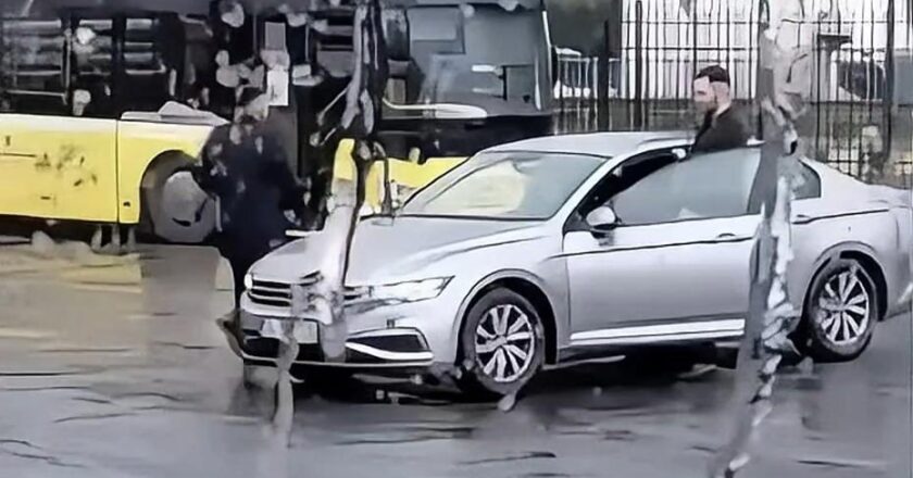 İETT Durağında Dehşet Anları: Havaya Ateş Açtı, Video Kaydetti